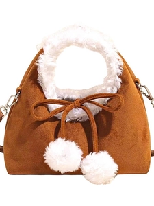 Sac à main d'hiver en daim marron avec bordure en fausse fourrure blanche et pompons