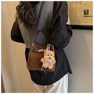 Borsa a secchiello in pelle scamosciata marrone con ciondolo a forma di orso