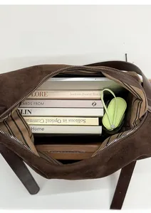 Vue de dessus du grand sac cabas en daim marron montrant sa capacité avec ordinateur