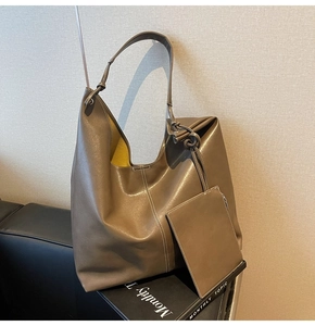 Détail du cabas marron avec doublure jaune contrastée et une petite pochette zippée