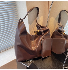 Grand sac Hobo en cuir souple marron foncé avec surpiqûres contrastées et pochette