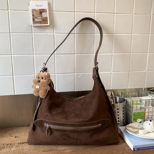 Détails du sac cabas en daim marron foncé avec fermeture éclair décorative et petit ours