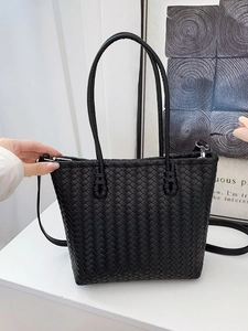 Grand sac cabas noir en cuir tressé avec motif Intrecciato et bandoulière réglable