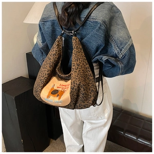 Détail du sac à dos imprimé léopard avec broderie chat et bretelles réglables