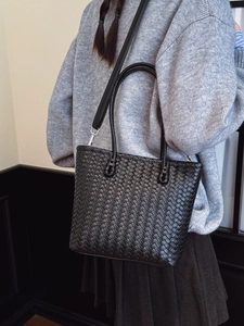 Sac seau classique en cuir tressé noir avec poignées et bandoulière réglable amovible