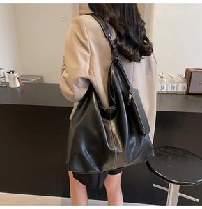 Dettaglio borsa hobo nera con cuciture bianche a contrasto e tasca laterale inclusa