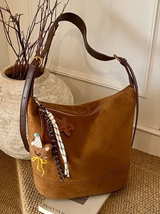 Sac Fourre-tout en Daim PU Grande Capacité Pour Femmes Rétro Couleur Unie Sac à Bandoulière Avec Pendentif Ours Pour Quotidien