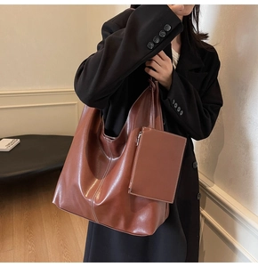 Grand sac cabas marron avec coutures contrastées blanches et pochette zippée assortie