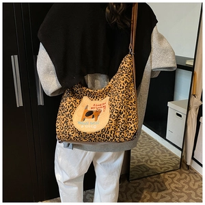 Sac fourre-tout en toile léopard avec écusson chat et lanières en similicuir marron
