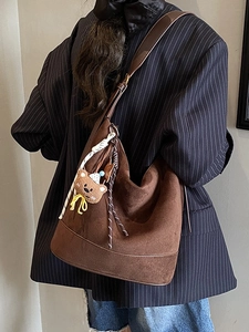 Grand sac cabas en daim marron foncé avec charme ours en peluche et anses en cuir