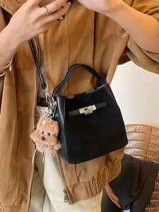 Borsa a secchiello nera opaca con chiusura a scatto e ciondolo a forma di cucciolo