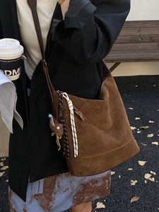 Grand sac cabas marron en daim avec lanières en cuir et style vintage décontracté