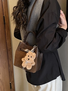 Borsa a tracolla in pelle e camoscio marrone con ciondolo a forma di orsetto da donna