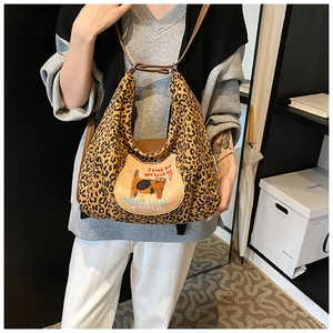 Détail du sac hobo léopard avec broderie de chat et bandoulière réglable pour femmes