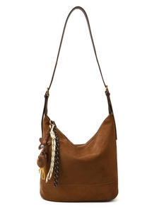 Sac hobo en daim marron avec breloques étoiles et longue bandoulière en cuir