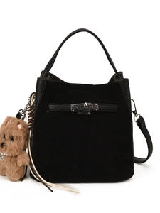 Borsa a secchiello nera in pelle opaca con un simpatico ciondolo a forma di cane