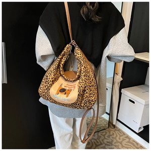Détail du sac hobo léopard avec écusson brodé chat mignon et texte décoratif