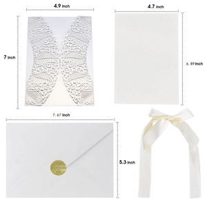 Maße für lasergeschnittene Hochzeitseinladungen in Weiß mit Schleife und Umschlag