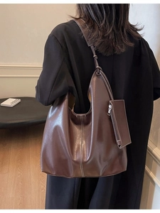 Grande borsa hobo marrone da donna con cuciture bianche a contrasto e pochette