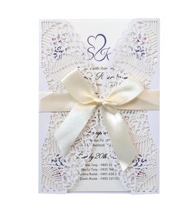 Detail der lasergeschnittenen Hochzeitskarte mit Satinband und personalisierter Einlage