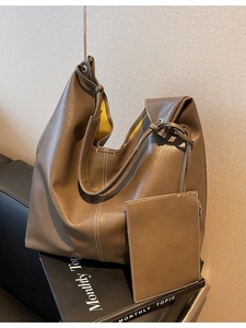 Borsa tote in ecopelle marrone con cuciture bianche e fodera gialla a contrasto con pochette