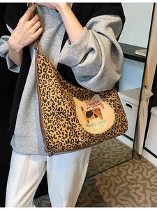 Grand sac cabas à imprimé léopard avec broderie de chat jaune et anses en cuir marron