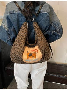 Grand sac cabas en toile léopard avec broderie chat et bandoulières en cuir pour femme