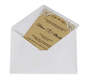 Invitation de mariage découpée au laser avec pochette blanche et carte en papier kraft