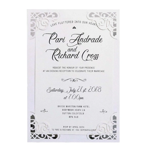 Élégante invitation de mariage blanche découpée au laser avec motifs floraux sur fond blanc
