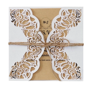 Invitation mariage découpée au laser avec carte kraft et détail de corde en chanvre