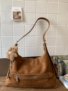 Sac fourre-tout vintage en daim marron avec fermeture éclair en métal et charme ours