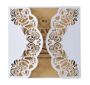 Invitation mariage découpée au laser avec pochette fleurie et carte en kraft