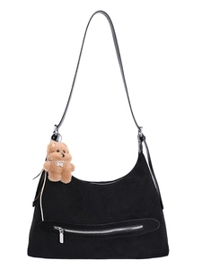 Sac à épaule vintage noir mat avec un petit ours en peluche marron et fermeture éclair