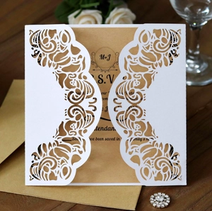 Faire-part de mariage découpé au laser avec insert en kraft et enveloppe assortie