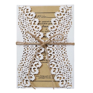 Invitation de mariage en dentelle découpée au laser avec papier kraft et corde de chanvre