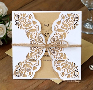 Détail de l'invitation de mariage découpée au laser avec papier kraft et ficelle