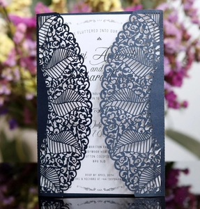 Detail der lasergeschnittenen Hochzeitseinladung mit marineblauer Hülle und weißem Einleger