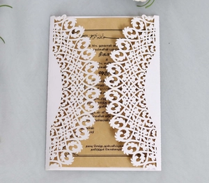 Détail du fourreau blanc découpé au laser avec insert en papier kraft pour invitation