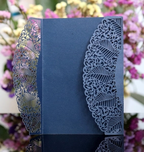 Detail der lasergeschnittenen marineblauen Hochzeitseinladung mit floralen Mustern
