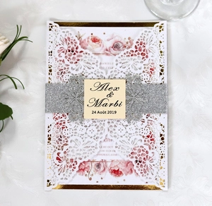 Faire-part de mariage découpé au laser avec bandeau pailleté et design floral