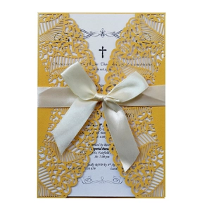 Elegante goldene lasergeschnittene Hochzeitseinladung mit weißer Schleife und Karte