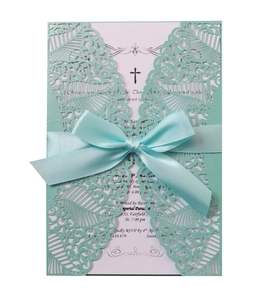 Details der mintgrünen Hochzeitseinladung mit Laserschnitt, Spitze und Satin-Schleife