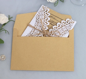 Vue détaillée de l'invitation de mariage découpée au laser avec enveloppe kraft
