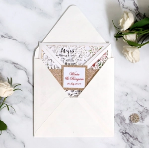 Elegante invito di nozze bianco tagliato al laser con glitter dorati e busta bianca