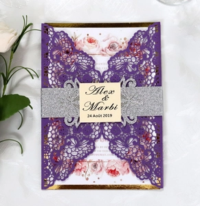 Vue détaillée de l'invitation violette découpée au laser avec ruban pailleté argenté