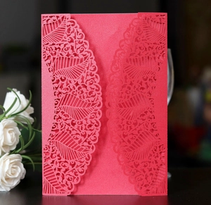 Detail der roten lasergeschnittenen Hochzeitseinladung mit floralem Blattmuster
