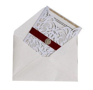 Invitation mariage découpée au laser avec ruban bordeaux et boucle en strass brillant