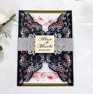 Détail du faire-part de mariage ajouré au laser avec bandeau argenté et liner fleuri