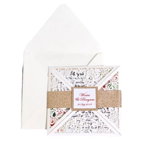 Invito a nozze elegante intagliato al laser con fascia glitterata dorata chic