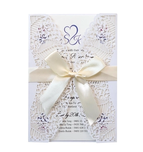 Elegante lasergeschnittene Hochzeitseinladung mit Elfenbeinschleife und Perlmutt-Mustern